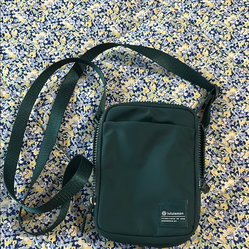 Lululemon Athletica Green Crossbody Bag with Sporty Design